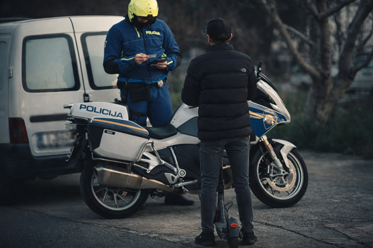 Slika /PU splitsko-dalmatinska 2025 NOVO/Promet/romobil_postupanje.png